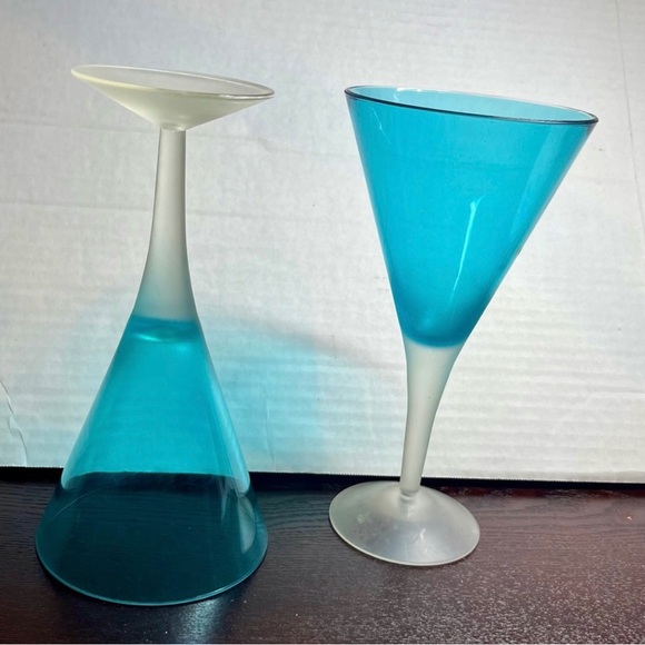 (2) LARGE RARE (VINTAGE) PLASTIC MARTINI GLASSES - IRIDESCENT BLUE (PRETTY) - Picture 2 of 3